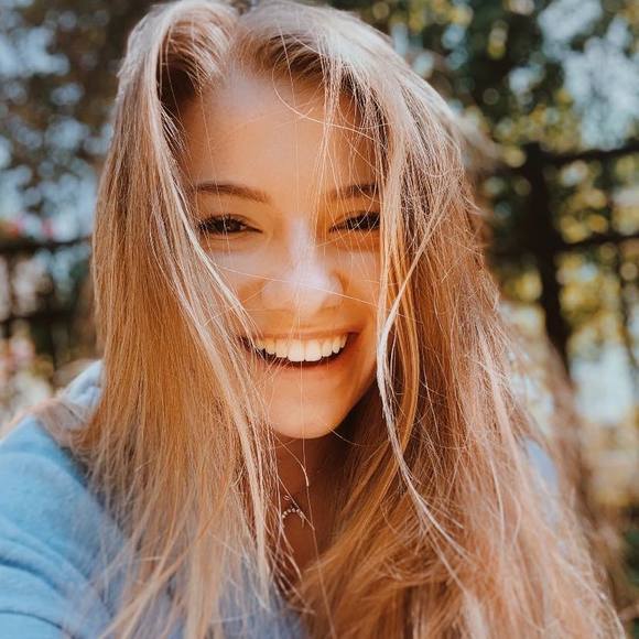 Meet your Posher, Stephanie - Picture 1 of 1